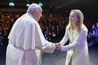 Папа стигао на самит Г7, дочекала га Ђорђа Мелони