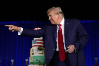 Трамп прославио 78. рођендан уз торту и критике на рачун Бајдена  (ВИДЕО)