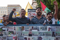Stotine ljudi na protestu u Atini na godišnjicu velikog brodoloma migranata