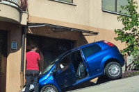 Vozaču pozlilo tokom vožnje, pa udario u zgradu