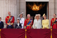 Ко је жена у жутом која је испред Кејт њежно додирнула принца Вилијама VIDEO