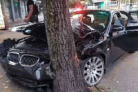 BMW-om udario u drvo, jedna osoba povrijeđena