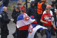 Žestoka tuča Srba i engleskih huligana, htjeli da otmu srpsku zastavu (VIDEO)