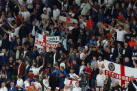 Пијани Енглез се пробудио на потпуно празном стадиону послије меча са Србијом (ВИДЕО)