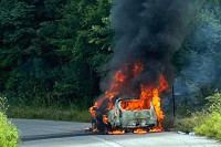 Ватра прогутала ауто на путу Бањалука - Кнежево