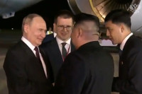 Црвени тепих за Путина: Ким Џонг Ун приредио спектакуларан дочек за руског предсједника (ВИДЕО)