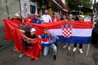 Братство у Хамбургу: Хрват љуби заставу Албаније (ВИДЕО)