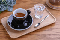 Novi trend u kafićima: Donesu kafu bez vode, a kad je tražite, dobijete ovaj odgovor