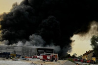Velik požar u skladištu firme, vatrogasci na terenu