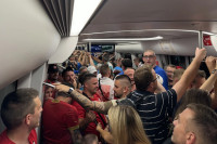 Гужва и у метроу: Погледајте како Срби и Словенци заједно иду на утакмицу (ВИДЕО)