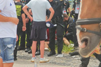 Tu je čak i konjica: Srbin uhapšen ispred Alijanc arene, okružili ga policajci