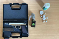 Пронађени гасни пиштољ, дрога и други предмети
