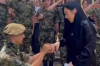 Најљепши видео данас: Погледајте како је војник запросио дјевојку