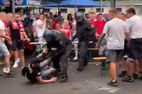 Pijani navijač bacio flašu na policiju, uslijedilo je prevaspitavanje (VIDEO)