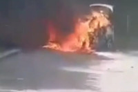 Ауто потпуно изгорио, возач био у њему у тренутку избијања ватре (ВИДЕО)