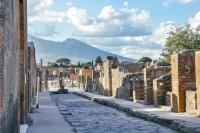 Туриста покушао је да уклеше име на зид куће у Помпеји, пријети му строга казна