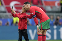 Dječak prekinuo meč zbog selfija sa Ronaldom (VIDEO)