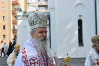 Служена литургија у манастиру Грачаница,Теодосије: Овде смо да покажемо вјерност вјери