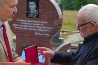 Ocu heroja sa Košara uručen amblem Srpske kao simbol zahvalnosti