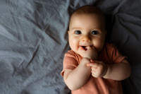 Студија показала чије лице беба прво почне да препознаје
