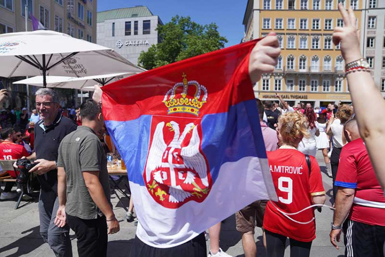 Brojni srpski navijači “okupirali” Marijenplac, čuveni minhenski trg