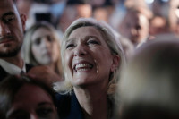Le Pen: Makronov tabor gotovo potpuno uništen