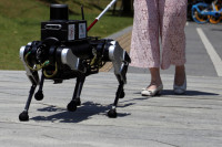 Кинески научници тестирају пса-робота за помоћ слабовидима