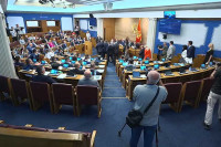 Хаос у Црној Гори: Опозиција није допустила Спајићу да дође до говорнице (ВИДЕО)