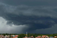 Погледајте како изгледа суперћелијска олуја која из Хрватске стиже у Србију (ВИДЕО)