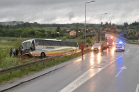 Више путника повријеђено у слијетању аутобуса у Прњавору, возач пребачен у УКЦ