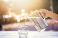 Да ли је потребно попити чашу воде одмах након буђења?
