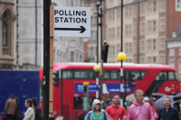 Британци  излазе на изборе, анкете предвиђају историјски пораз Конзервативаца