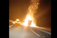 Запалио се камион код Прњавора, обустављен саобраћај на ауто-путу (ВИДЕО)