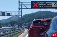 Kilometarska kolona i dalje pred Drugovićima, saobraćaj na auto-putu obustavljen već devet časova (VIDEO)