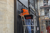 Излози у Паризу забарикадирани због могућих немира