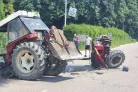 Тежак судар код Добоја, трактор преполовљен (ФОТО)