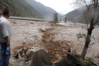 Zbog nevremena i poplavljenih puteva na Tibetu odsječeno 130 ljudi
