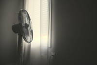 Направите климу од вентилатора: Ево како да расхладите стан за мале паре
