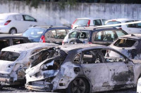 Два аутомобила потпуно изгорјела на паркингу, још седам оштећено