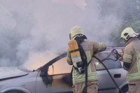 Детаљи инцидента у Приједору: Ауто запалио након удара у стуб расвјете