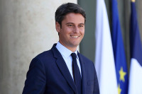 Француски премијер и његова влада поднијели оставку