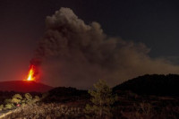 Вулкан избацио лаву, стуб пепела достигао висину од 6.000 метара