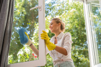 Efikasan trik za čišćenje tvrodokornih mrlja na prozoru