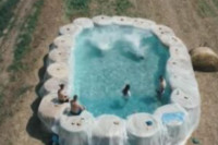 Mladi iz ovog sela u BiH napravili sebi bazen usred njive – i to od sijena