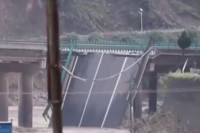 Урушио се мост због поплава,погинуло 11 људи