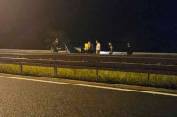 Stravična nesreća na autoputu 9. januar: "BMW" i "Tesla" smrskani, ima poginulih VIDEO