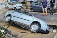 Рупа у центру Београда, аутомобил пропао кроз асфалт (ВИДЕО)