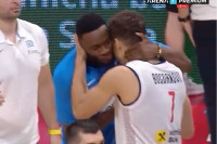 Pravoslavna braća: Bogdan i Tanasis oduševili publiku nakon utakmice (VIDEO)
