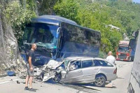 У језивом судару аутобуса и аутомобила погинула једна особа!