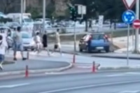 Ušao u kontra smjer u banjalučkom kružnom toku pa krug završio na trotoaru (VIDEO)